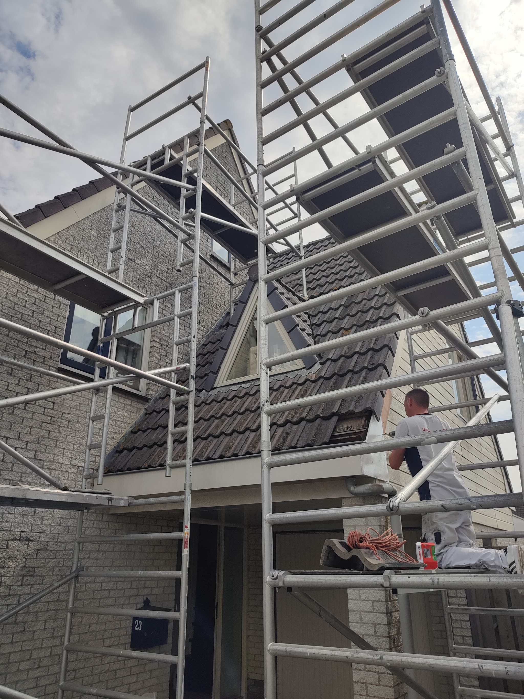 Rick aan het werk op de steiger bij een woning